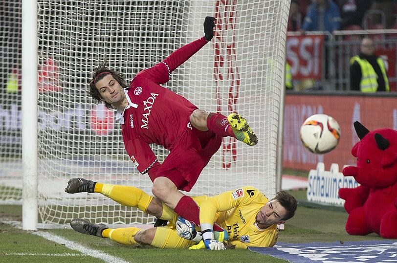 STEFAN ORTEGA: NOTE 3. Wachsamer Beginn des Keepers mit zwei nicht ganz unwichtigen Rettungstaten. Zwischendurch erstaunlich wenig gefordert, aber bis auf einen Wackler auf dem Posten. Lenkte den Ball in der Nachspielzeit an die Latte.