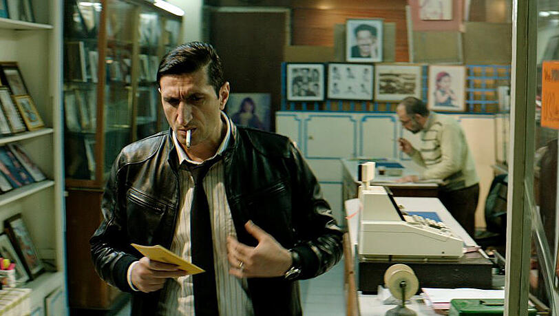 Kommissar Noredin (Fares Fares) findet kompromittierende, intime Fotos und stellt Nachforschungen an. Kommissar Noredin (Fares Fares) findet kompromittierende, intime Fotos und stellt Nachforschungen an.