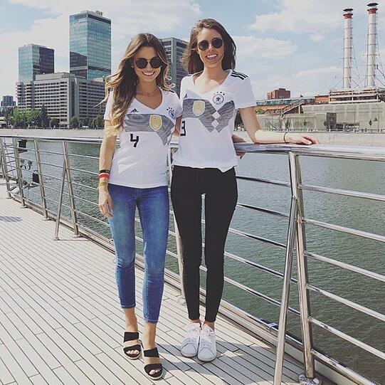 Ehefrau von Matthias Ginter, Christina Raphaella, und die Freundin von Jonas Hector, Anika, nutzen die Zeit vor dem Spiel für einen kleinen Stadtbummel.