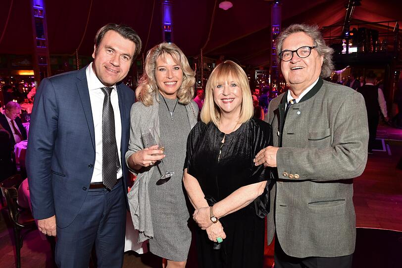 Cosima von Borsody mit Ehemann Bernhard Hock und Helmut Markwort und Patricia Riekel.