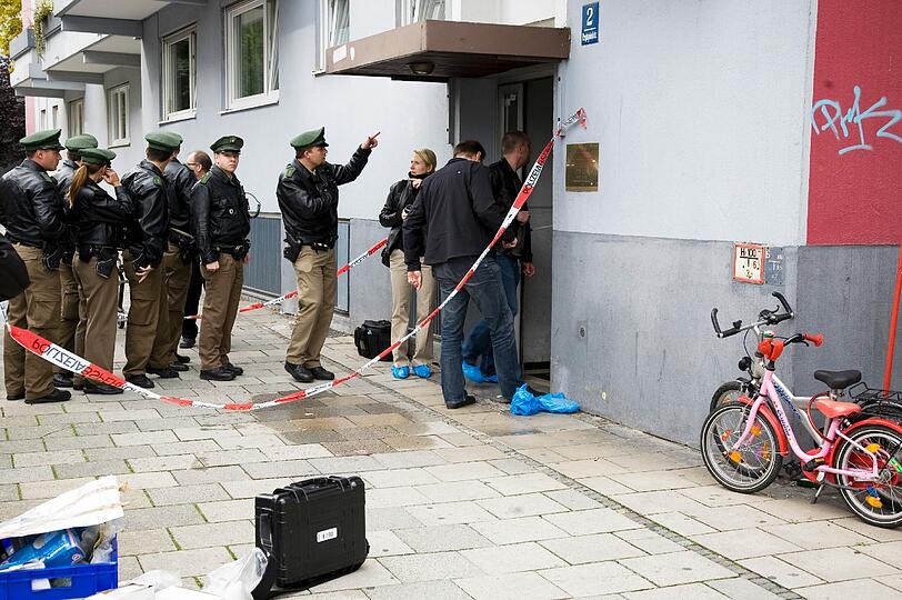 Polizeibeamte sichern den Tatort ab. Spurenermittler untersuchen das Treppenhaus.