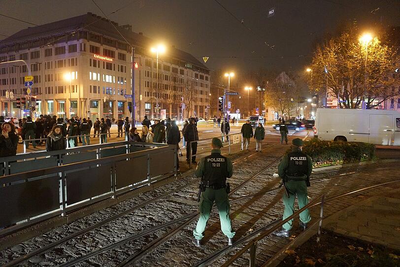 Das Lager der Flüchtlinge am Sendlinger Tor Platz wird von Einsatzkräften geräumt - die Bilder!