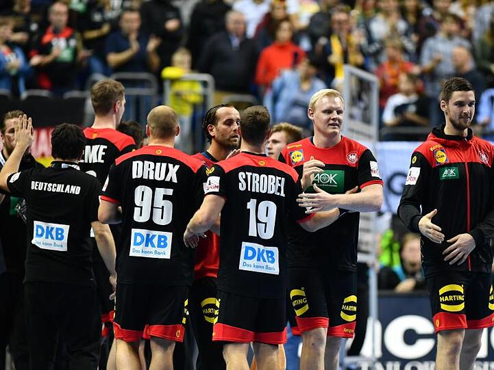 Deutschlands Handballer feiern den WM-Auftaktsieg gegen Korea.