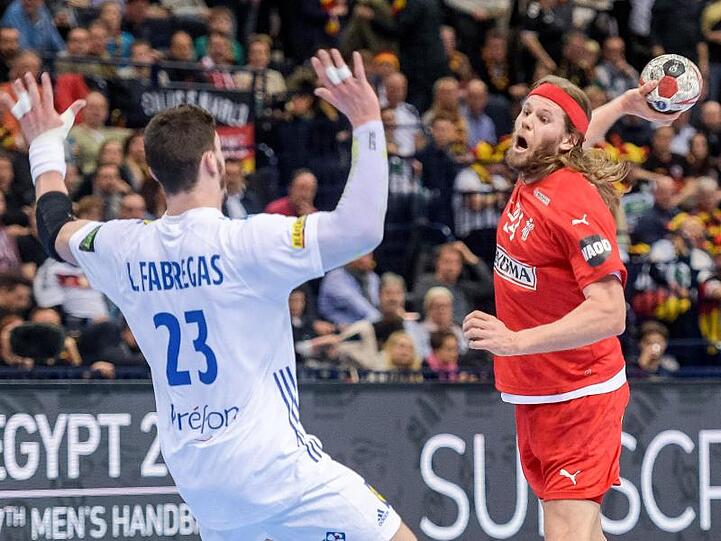 Frankreichs Ludovic Fabregas (l) versucht einen Wurf des Dänen Mikkel Hansen zu blocken.