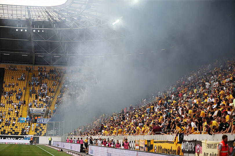 1. Spieltag: Wegen mindestens fünf abgebrannter Gegenstände beim Ligaauftakt in Dresden musste der TSV 1860 eine Strafe in Höhe von 1.750 Euro zahlen. 