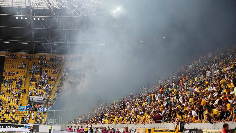 1. Spieltag: Wegen mindestens fünf abgebrannter Gegenstände beim Ligaauftakt in Dresden musste der TSV 1860 eine Strafe in Höhe von 1.750 Euro zahlen. 1. Spieltag: Wegen mindestens fünf abgebrannter Gegenstände beim Ligaauftakt in Dresden musste der TSV 1860 eine Strafe in Höhe von 1.750 Euro zahlen.