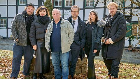 Drehstart für einen neuen Münster-"Tatort" mit Axel Prahl (3.v.l.) und Jan Josef Liefers (4.v.l.).