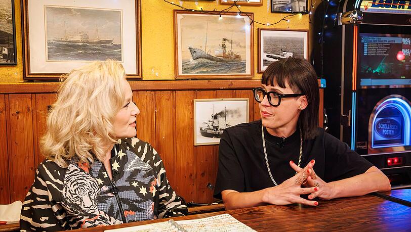 Oberbayerischer Grant trifft nordischen Humor: Gast Eva Karl Faltermeier (rechts) und Gastgeberin Ina Müller verstanden sich bei "Inas Nacht" prächtig. Oberbayerischer Grant trifft nordischen Humor: Gast Eva Karl Faltermeier (rechts) und Gastgeberin Ina Müller verstanden sich bei "Inas Nacht" prächtig.