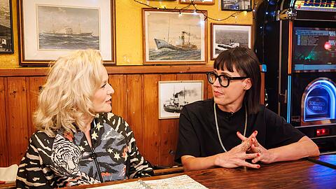 Oberbayerischer Grant trifft nordischen Humor: Gast Eva Karl Faltermeier (rechts) und Gastgeberin Ina M&uuml;ller verstanden sich bei "Inas Nacht" pr&auml;chtig.