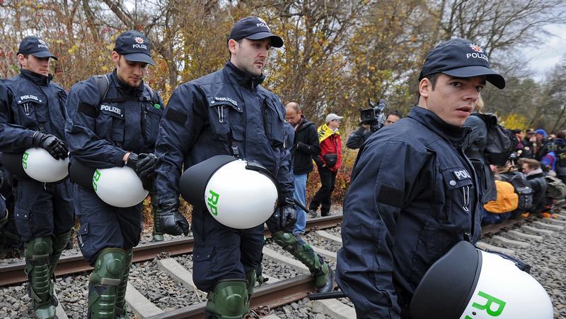 Gut geschützte Einsatzkräfte der Polizei begleiten den Castor-Transport Gut geschützte Einsatzkräfte der Polizei begleiten den Castor-Transport