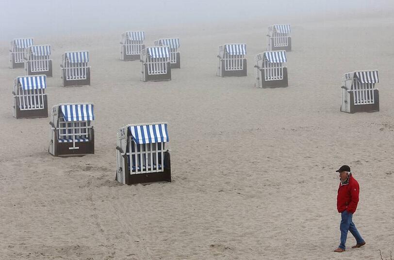 Wie gut, dass Kühlungsborn an der Ostsee und damit weit weg von München liegt. Nebel und kühle Temperaturen sorgen dort heute in Mecklenburg-Vorpommern für eine gespenstische Simmung, während über der bayerischen Landeshauptstadt die Sonne lacht.