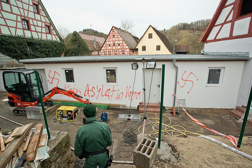 Im Dezember 2014 beschmieren Rechtsradikale die Hauswand einer Asylbewerberunterkunft in Vorra mit Hakenkreuzen und dem Schriftzug &bdquo;Kein Asylat in Vorra&ldquo;.