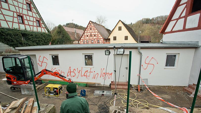Im Dezember 2014 beschmieren Rechtsradikale die Hauswand einer Asylbewerberunterkunft in Vorra mit Hakenkreuzen und dem Schriftzug &bdquo;Kein Asylat in Vorra&ldquo;.