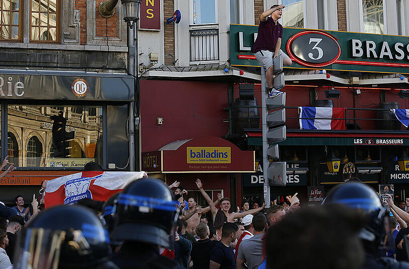 Impressionen: Friedliche Feiern und gewaltsame Proteste in Lille.