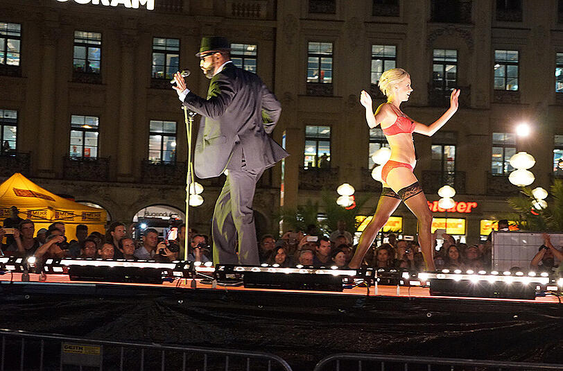 Nackte Haut - und das mitten am Stachus. Klicken Sie sich durch die Bilder der Dessous-Modenschau bei der Münchner Shoppingnacht.