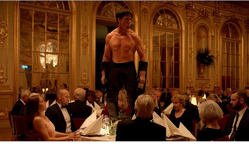 Affenmensch Oleg (Terry Notary) rastet bei einem Galadinner aus. Ein weiteres Problem für den gestressten Kurator ...