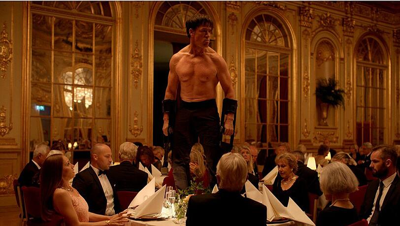 Affenmensch Oleg (Terry Notary) rastet bei einem Galadinner aus. Ein weiteres Problem für den gestressten Kurator ...
