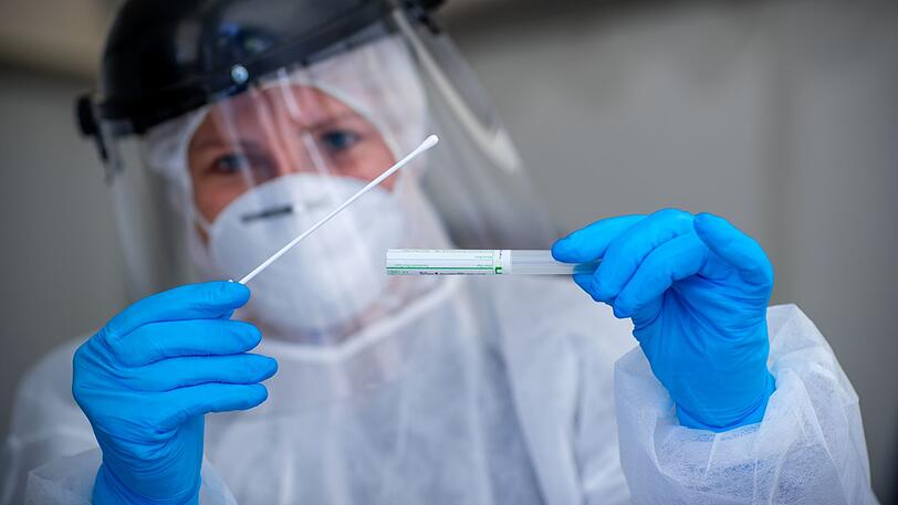 Rund 660 Beschäftigte wurden getestet, etwa 300 Tests stehen noch aus. Fünf der Infizierten stammen aus dem Landkreis Ebersberg.