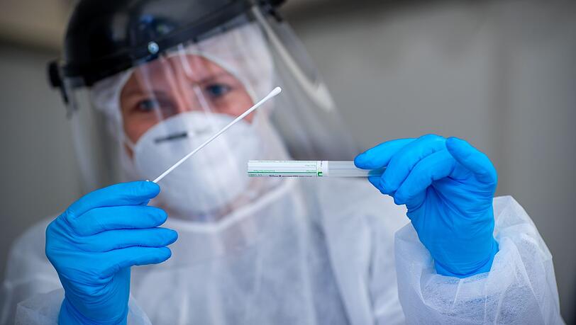Rund 660 Beschäftigte wurden getestet, etwa 300 Tests stehen noch aus. Fünf der Infizierten stammen aus dem Landkreis Ebersberg. Rund 660 Beschäftigte wurden getestet, etwa 300 Tests stehen noch aus. Fünf der Infizierten stammen aus dem Landkreis Ebersberg.