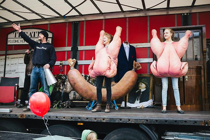Der Knaller im nächsten Fasching: Schauspieler Aurel Manthei versteigert Brathendlkostüme, Kollegin Friederike Ott (Mitte) führt eines vor.