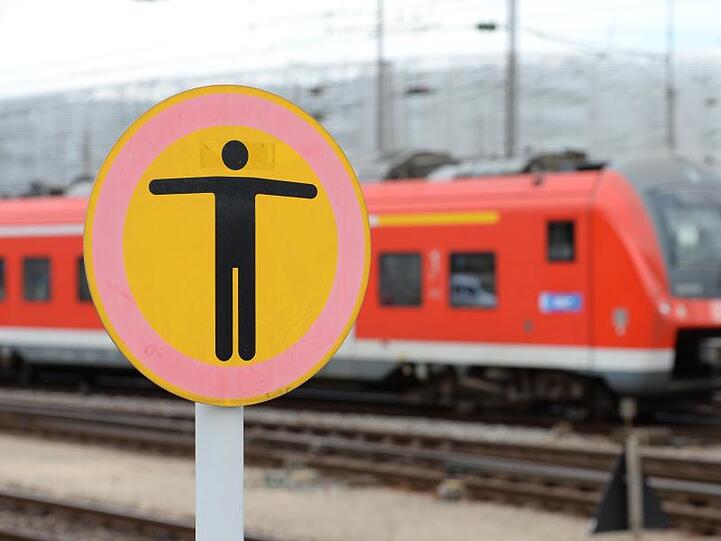Eine S-Bahn fährt am Hauptbahnhof in München (Bayern) an einem Durchgang-Verboten-Schild vorbei. Foto: Andreas Gebert/Archiv