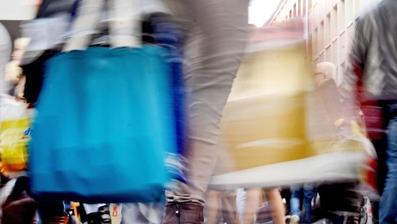 Passanten mit Einkaufstüten. Die deutsche Wirtschaft ist im vergangenen Jahr etwas schwächer gewachsen als zunächst berechnet. Passanten mit Einkaufstüten. Die deutsche Wirtschaft ist im vergangenen Jahr etwas schwächer gewachsen als zunächst berechnet.