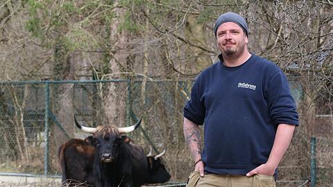 Tierpfleger Florian Hundshammer und Nepomuk.