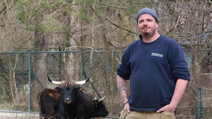 Tierpfleger Florian Hundshammer und Nepomuk.