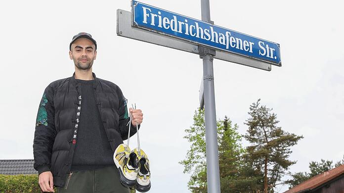 Hier in der Nähe und mit diesen Schuhen startete Danial Shekar am Westkreuz seinen Fußmarsch nach Berlin.