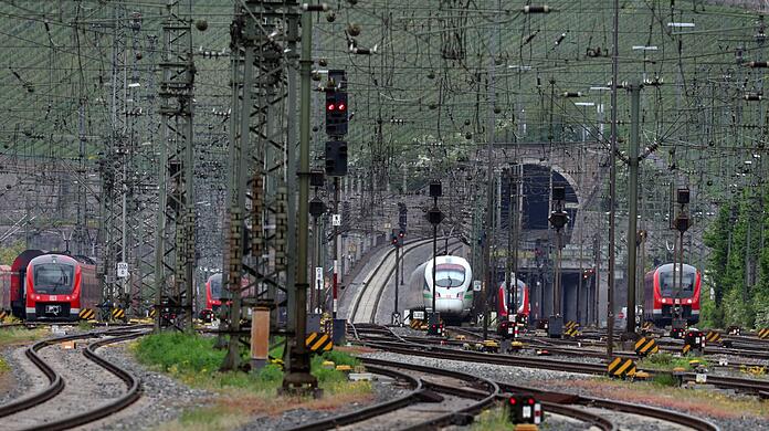 Das Unwetter im Juni beschädigte die Gleise zwischen Würzburg und Nürnberg. Der Schaden soll nun repariert werden. (Archivbild)