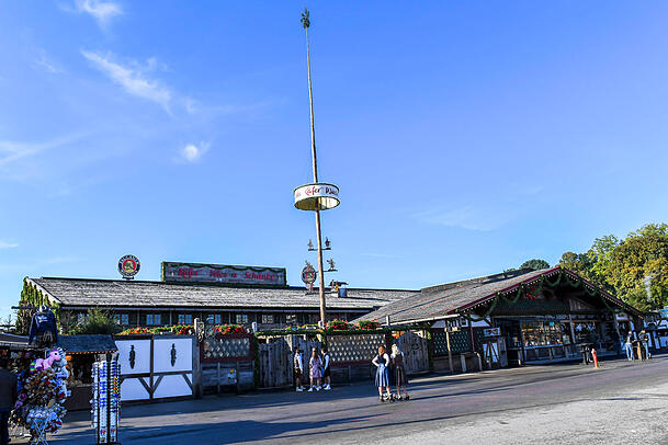 In der Käfer Wiesn Schänke treffen sich die Stars und Sternchen. In der Käfer Wiesn Schänke treffen sich die Stars und Sternchen.
