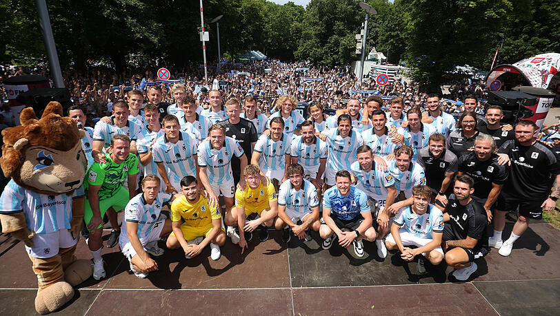 Vorn die Mannschaft, hinten die Begeisterung: Der TSV 1860 erlebt ein einträchtiges Fanfest, die Investoren-Turbulenzen rücken in den Hintergrund. Vorn die Mannschaft, hinten die Begeisterung: Der TSV 1860 erlebt ein einträchtiges Fanfest, die Investoren-Turbulenzen rücken in den Hintergrund.