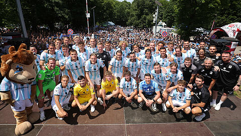Vorn die Mannschaft, hinten die Begeisterung: Der TSV 1860 erlebt ein einträchtiges Fanfest, die Investoren-Turbulenzen rücken in den Hintergrund.