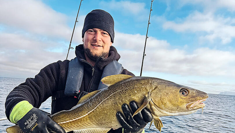 Michael Kiefl mit einem gefangenen Fisch.