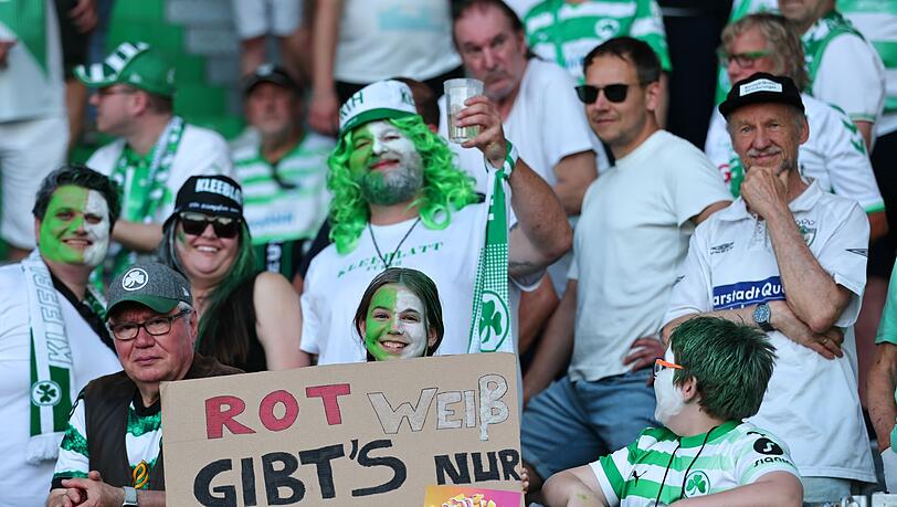 Fürther Fans erlauben sich einen Witz auf Kosten der Gäste. Fürther Fans erlauben sich einen Witz auf Kosten der Gäste.