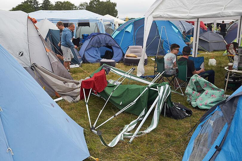Damit war in den Morgenstunden erstmal aufräumen angesagt. Am Samstag geht es im Laufe des Tages dann mit dem Festival weiter!