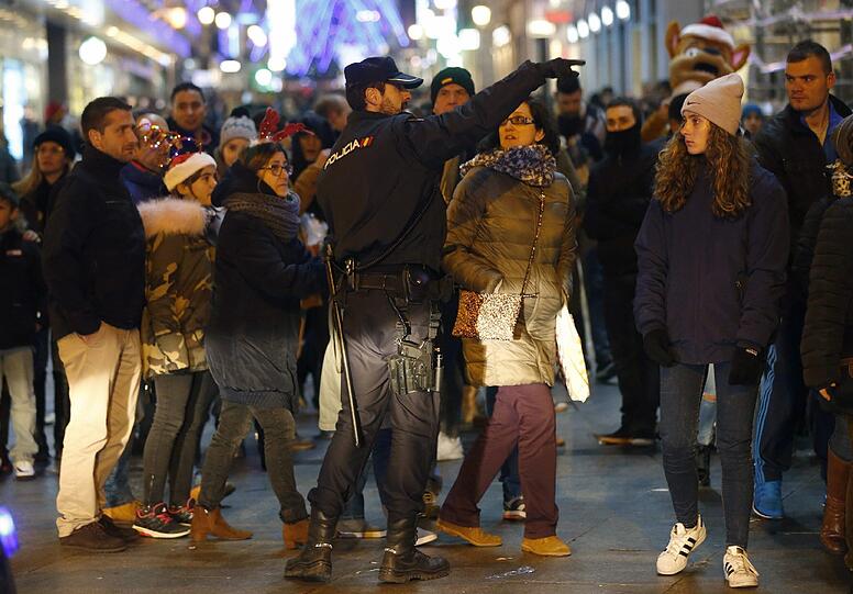 Tausende feierten an der Puerta del Sol in Madrid bereits am Freitag Silvester.