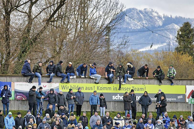 Fans vor Alpenpanorama: In Rosenheim reicht es im November 2017 vor 3.900 Zuschauern nur zu einem 1:1-Unentschieden.
