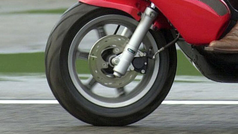 Ein Rollerfahrer wurde bei einem Ausweichmanöver schwer verletzt - der beteiligte Autofahrer beging Fahrerflucht.