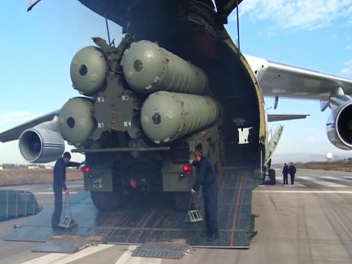 Das Flugabwehrraketensystem S-400 wird auf dem syrischen Flugplatz Hmeimim entladen.