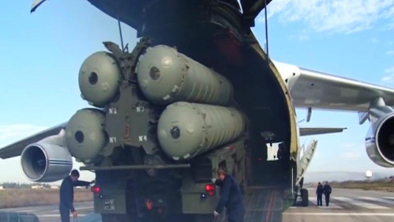 Das Flugabwehrraketensystem S-400 wird auf dem syrischen Flugplatz Hmeimim entladen. Das Flugabwehrraketensystem S-400 wird auf dem syrischen Flugplatz Hmeimim entladen.