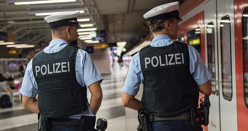 Ein erhöhter Alkoholpegel und Verstöße gegen die Ausgangsbeschränkung prägten den Jahresausklang der Münchner Bundespolizei. (Symbolbild)