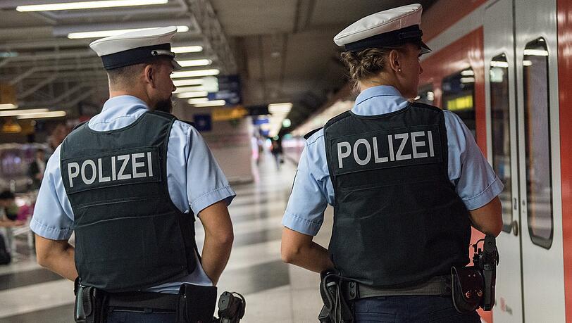 Bundespolizisten am Münchner Airport überprüfen täglich die Dokumente von Passagieren und sorgen auf dem gesamten Flughafen für die Sicherheit von Mitarbeitern und Reisenden. (Symbolbild)