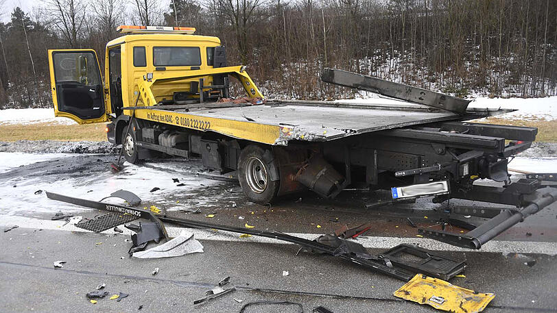 Das Abschleppfahrzeug musste nach dem Unfall ebenfalls geborgen werden.