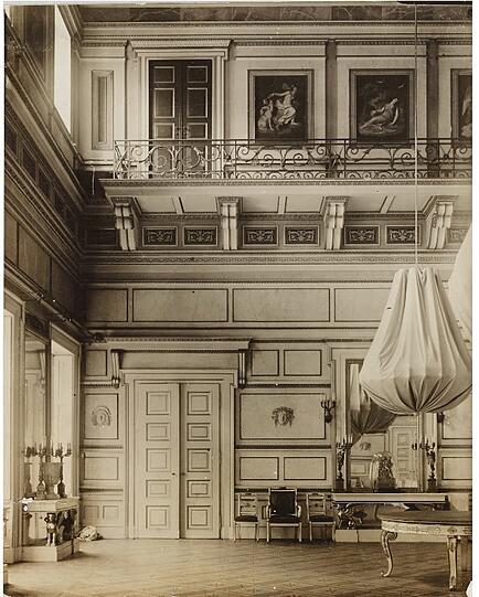Prunkstück: der riesige Ballsaal. Oben drei Bilder aus dem insgesamt 16 Bilder zählenden Kaulbach-Zyklus "Amor und Psyche".