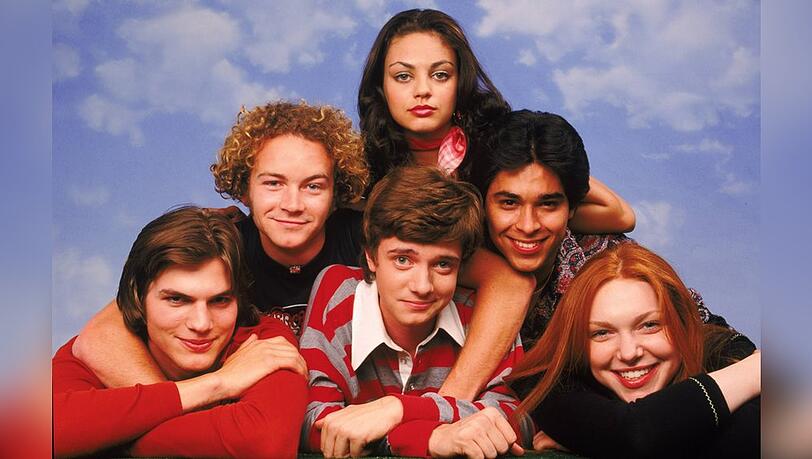 Ashton Kutcher (l.) und Mila Kunis (o.) bei "Die wilden Siebziger".