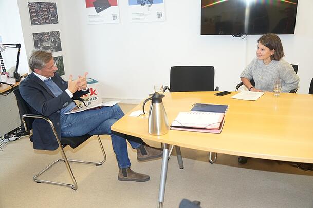 Axel Fischer im Gespräch mit AZ-Rathausreporterin Christina Hertel. Axel Fischer im Gespräch mit AZ-Rathausreporterin Christina Hertel.