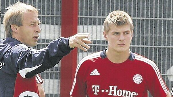 Er setzt auf den Teenie: Während Vorgänger Ottmar Hitzfeld ihm nicht so viele Einsatzzeiten gab, macht der neue Trainer Jürgen Klinsmann den 18-jährigen Toni Kroos zur zentralen Figur im Mittelfeld. Er setzt auf den Teenie: Während Vorgänger Ottmar Hitzfeld ihm nicht so viele Einsatzzeiten gab, macht der neue Trainer Jürgen Klinsmann den 18-jährigen Toni Kroos zur zentralen Figur im Mittelfeld.