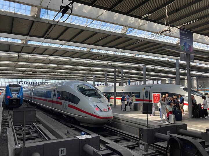 Züge stehen am Hauptbahnhof in München still. Bahnreisende von und nach München müssen derzeit mit Verspätungen und Ausfällen ihrer Züge rechnen. Wegen eines Oberleitungsschadens sei der Bahnhof aktuell nicht anfahrbar, schrieb die Bahn auf ihrer Webseite.