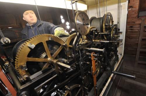 Das fast zwei Meter lange Uhrwerk wird von Glockenbauer Matthias Riedel gewartet &ndash; er ölt die Zahnräder mit Knochenöl.